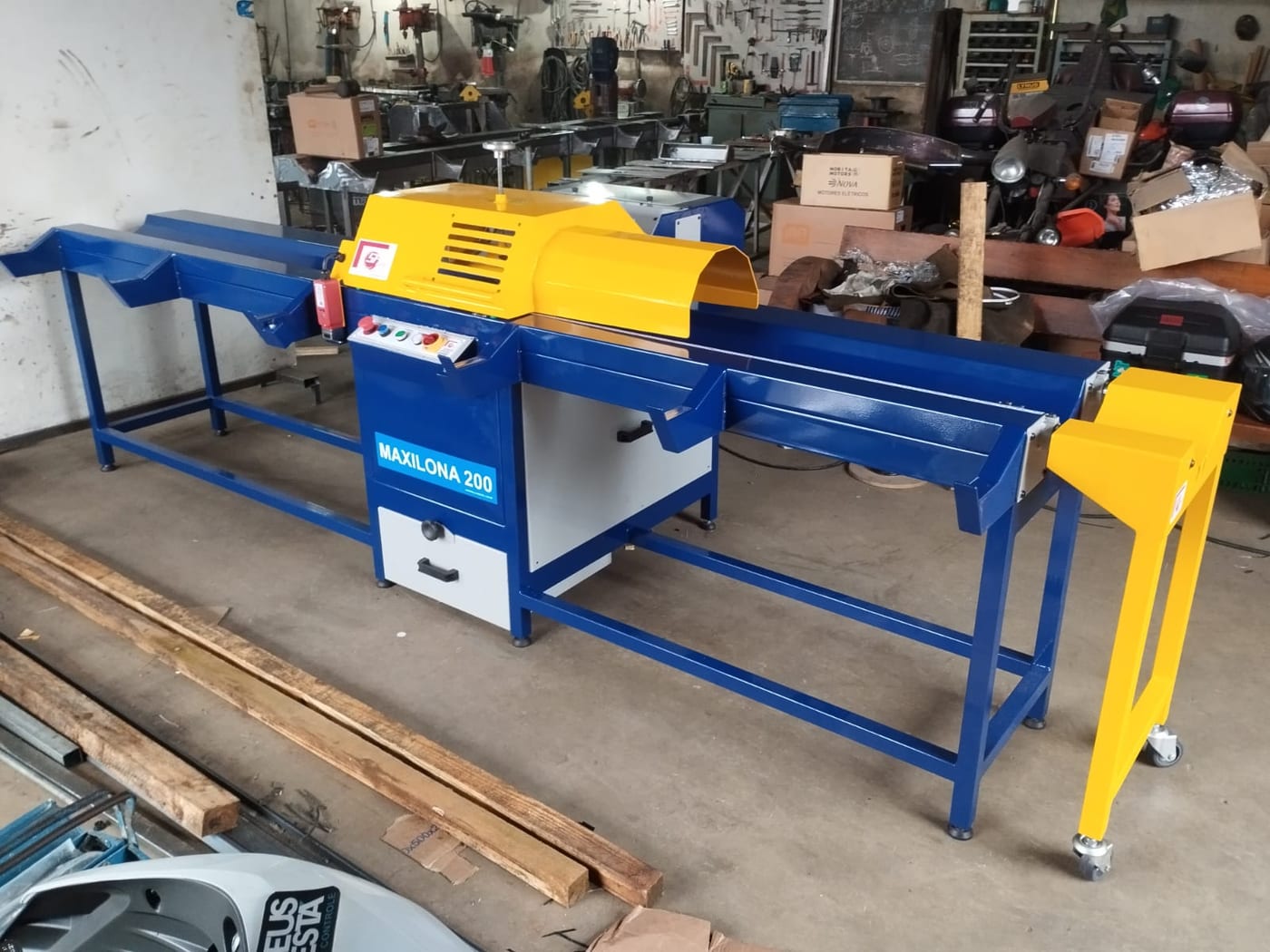 Máquina SOLFORTE METAL com proteção fechada
